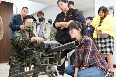  家長和青年參觀海軍131艦隊簡易戰技操演
