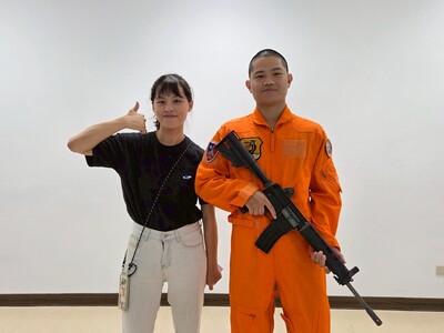  土城社福中心周社工帶服務的案家參訪 案家換上軍服 試著感覺從軍的帥氣和英挺