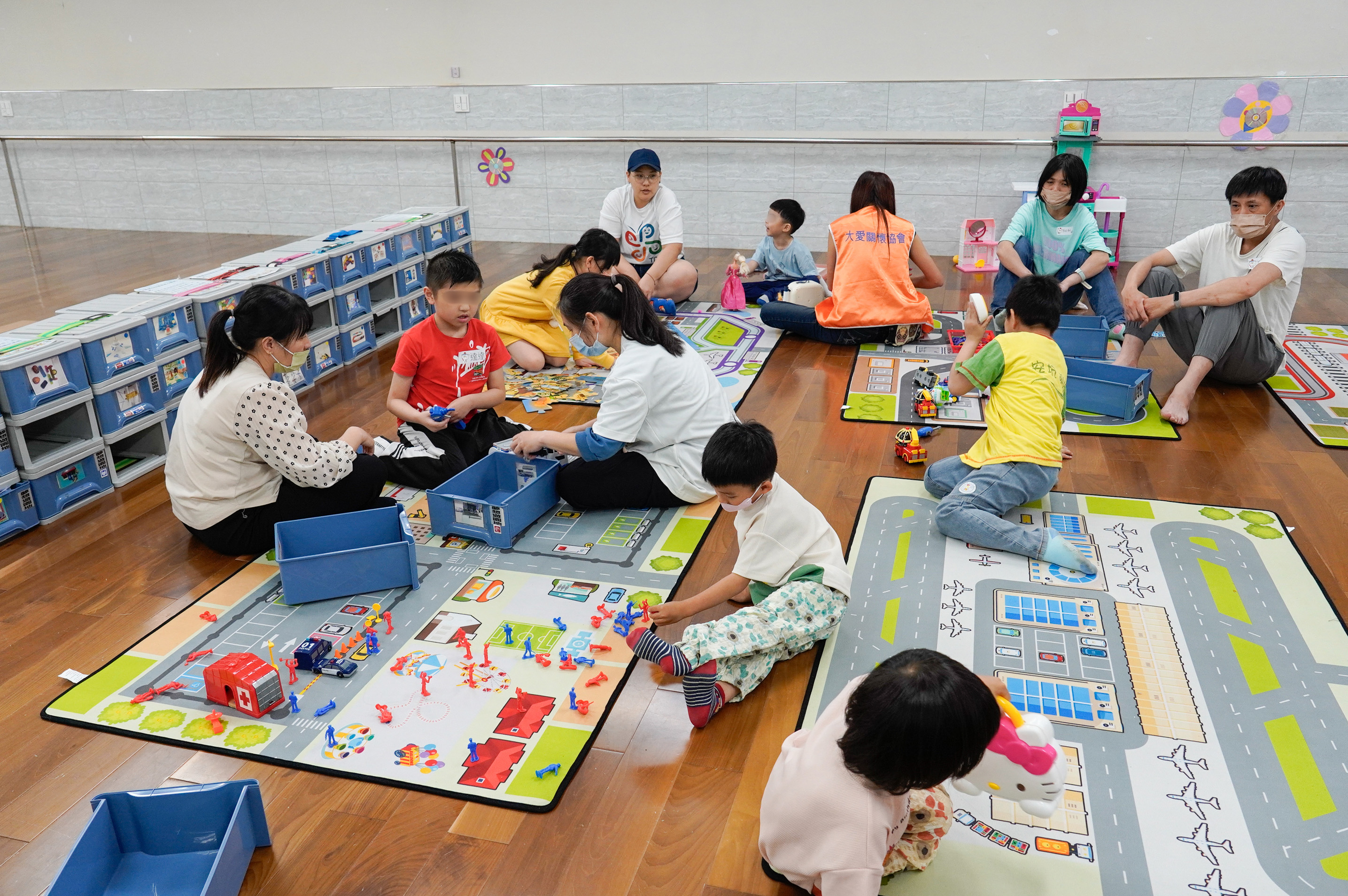 
                   「遊戲行為是孩子模擬成人世界的縮影」
新北早療中心引導孩子走出自己的世界