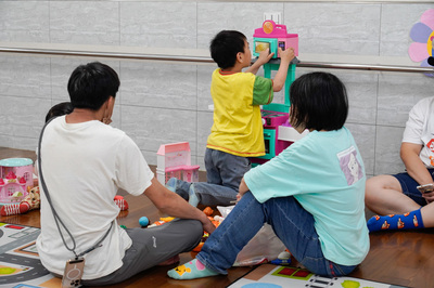  翔翔的父母陪同他參加活動 從遊戲中觀察孩子的行為發展