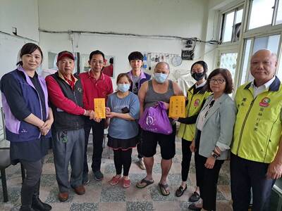  圓融與一竹慈善會救援24萬元給脆家 左1為土城社福中心主任林沂儒 右1為圓融行善團團長許誥 左3為一竹慈善會理事長陳輝韓