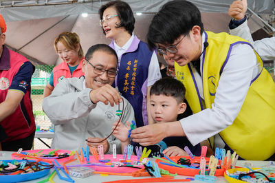 侯友宜與幼兒於攤位體驗區，提醒早期療育的重要性