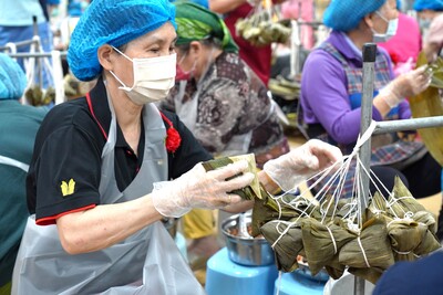 元亨寺台北講堂號召500名志工合力包2萬素粽送弱勢