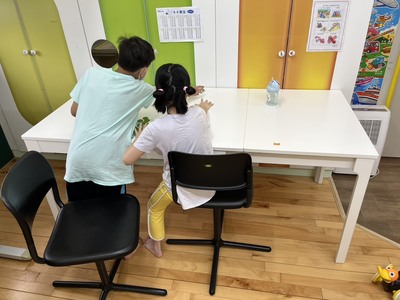 兒少迫不及待使用全新桌椅家具