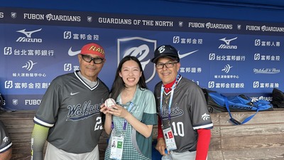  淡江大學西班牙語文學系畢業的朱采綸（中） 因居間擔任西班牙語翻譯 獲得美國棒球隊的簽名球