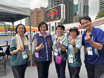 社會局長李美珍（左2）到板橋體育場為服務的志工加油打氣 右3為 新北市志願服務協會理事長陳秋蘭