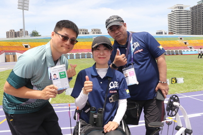  個人志工杜忠憲（左）因為窩心的服務 獲得日本射箭選手阿雅（AYA）和教練的感動 教練還特別送他一個2027年下屆日本關西世壯運的徽章