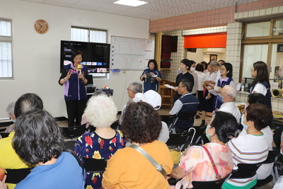  社會局長李美珍表示 新北市預估於年底就會邁入「超高齡社會」 因此廣設據點等服務 也鼓勵長輩多運動