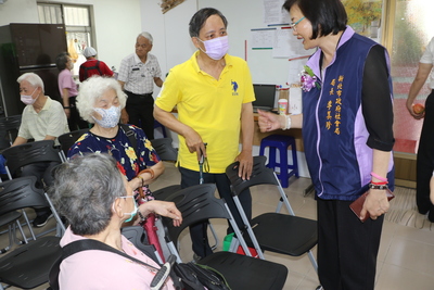 李美珍局長鼓勵長輩多到據點來參加活動