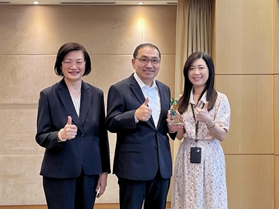 新北市獲中央社福考核優等，社會局長李美珍(左1)於市政會議中代表獻獎