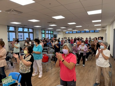 林口區「歡銀學堂」照顧關懷據點成立 長輩在老師的帶動下 身體動一動