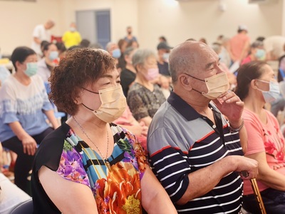  臺灣全人健康暨急救長照教育促進協會理事長許雅婷的父母也參加「歡銀學堂」的課程