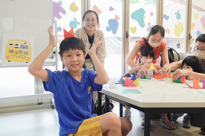 參與活動的小男孩開心展示手作成品