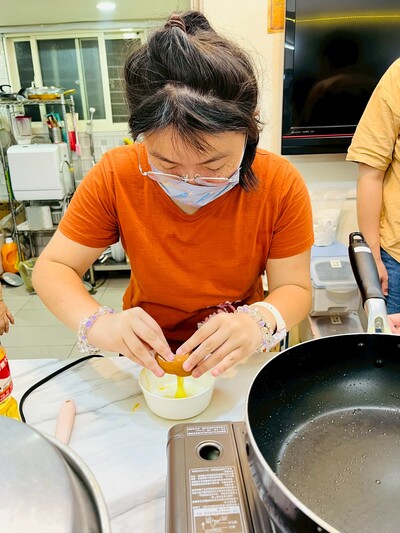 小花（化名）打蛋 在社工的指導下 準備做玉子燒