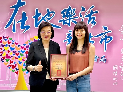 新北社會局長李美珍(左)親向家防中心社工陳湘壬(右)表達祝賀，肯定其在保護實務中的專業投入與傑出表現。