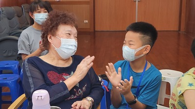 小志工與長輩開心互動