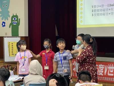 營隊老師用角色扮演，讓孩子模擬身障者的障礙情境，從中學習同理心