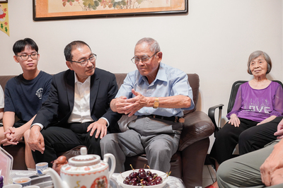 陳和國（中）向侯友宜市長述說歷經823砲戰、單打雙不打等歲月，右為太太李彩戀老師