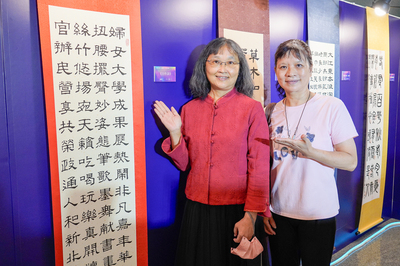 婦女大學學員蕭美君(左)為今年成果展親自創作了一幅詩作，特別與老師(右)合影留念