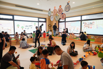 新北市玩具銀行旗艦店「玩聚窩」為慶祝十週年， 舉辦主題展暨快閃闖關活動，吸引200多位親子家庭參與
