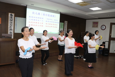 協會以歌仔戲「狀元樓」曲調帶領長輩一起表演，為成立拉開序幕