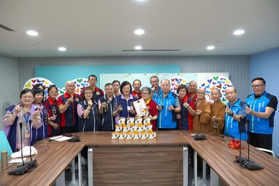 世界佛教正心會透過新北市新聞記者職業工會牽線，16日捐贈20台數位相機給予新北小衛星兒少課程使用