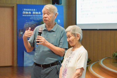 今年97歲的張玉惠奶奶在讀書會分享表示，因為認識的老友走的走、失智的失智，希望有一個老人可以聚會的團體。左為讀書會導讀凌健