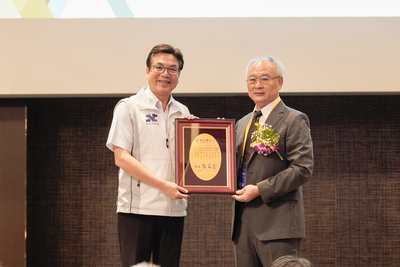 新北市副市長劉和然代表侯友宜市長回贈感謝牌給新北市不動產開發商業同業公會理事長廖志鴻（右）