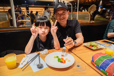 「這是我的前菜！」小朋友手拿小熊軟糖開心宣布，童趣模樣逗笑現場大人