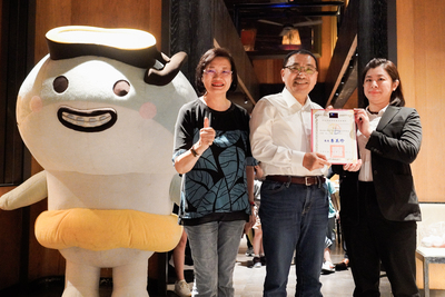 饗食天堂攜手新北社會局再推公益餐會，市長侯友宜(中)回贈感謝狀予饗食天堂督導林佳蓉(右1)
