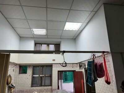  鶯歌區西鶯里弱勢家戶在更換及安裝輕鋼架燈座後，還給明亮生活空間
