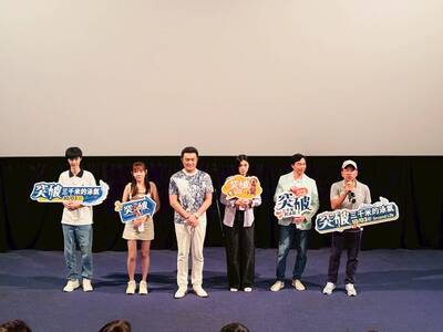  電影製片人李㼈（左3）率主要演員到場分享
