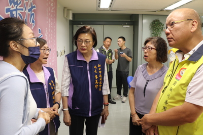 社會局長李美珍關心楊童目前醫療情形 左1為楊母 右1為圓融行善團團長許誥