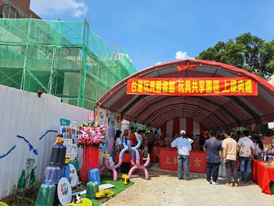 台灣玩具圖書館協會在桃園楊梅設置玩具共享園區，在4日舉行上梁典禮，預計於明年6月底完工使用