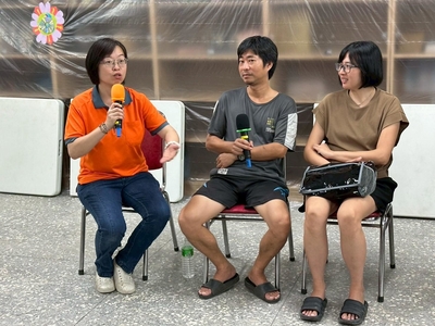 新北市第6區早資中心督導林芷榕（左）和家長親職座談 並解答家長的各項問題