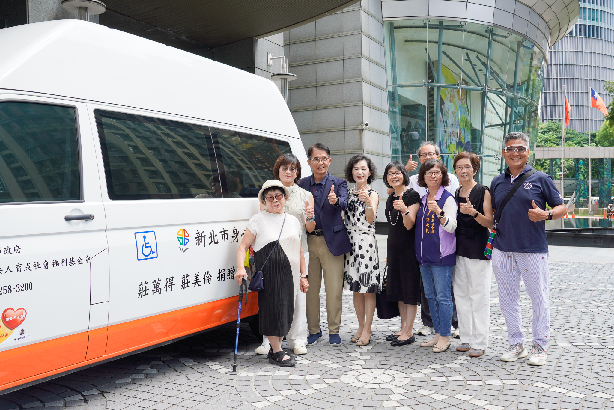 一輛車 兩份愛
 新莊區莊家捐高頂雙乘座位復康巴士
