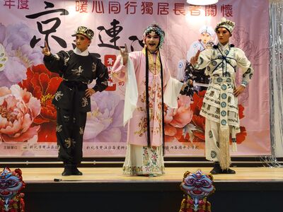  花雅戲曲藝術教育推廣協會總幹事潘俊仁（中）和演員示範京劇的各式台步和手勢