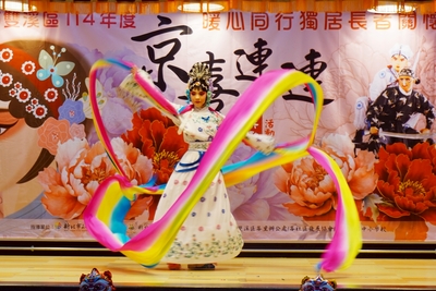  臺灣戲曲學院師生團隊以水袖表現《天女散花》