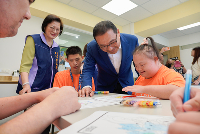 侯友宜市長欣賞孩子的著色