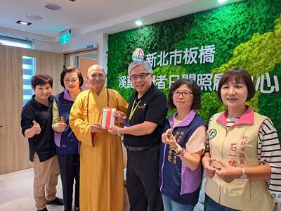  懷仁基金會釋宗道法師（左3）在會場捐贈10萬元給伊甸社會福利基金會 由董事長陳宇昭（右3）代收