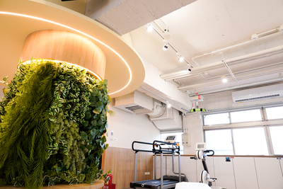  板橋溪崑日照中心內裝採用輕工業風，保留清水模，入口處有魚菜共生等綠色植栽。