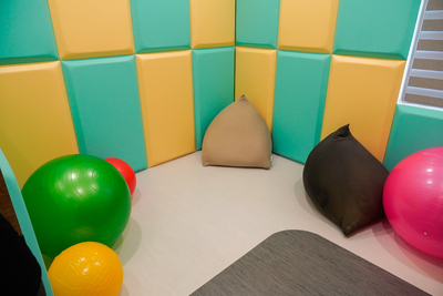  板橋溪崑日照中心設有情緒紓緩休憩空間，有助身心障礙者的情緒穩定。