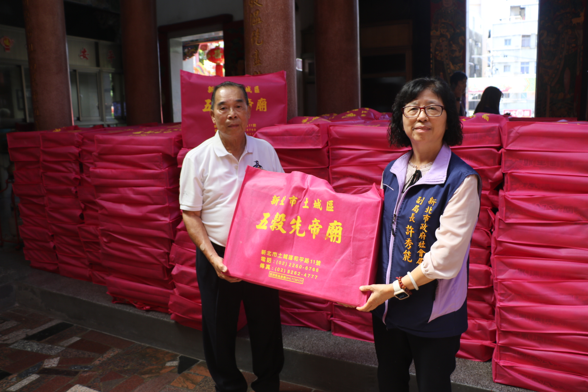 土城五穀先帝廟捐360箱物資及白米
大墓公響應愛心大平台捐10萬救難金