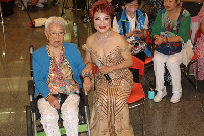 楊燕帶高齡105歲的母親到場聆聽