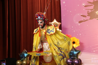  楊燕歌唱前有川劇變臉