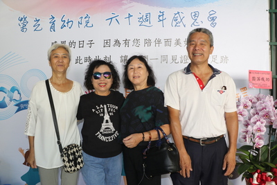 第一批入住榮光的杜青樹（右起）、時儀偉、張秀桃和當年照顧的老師陳麗珍（左2），緊緊的抱在一起