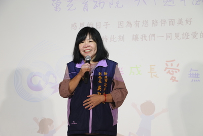  吳淑芳副局長代表社會局感謝榮光做為政府照顧兒少的後盾