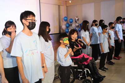 輪舞天使任文倩（中）帶領大家合唱「聽我說謝謝您」