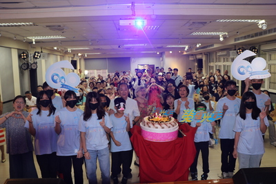  榮光育幼院一起切蛋糕祝賀60周年慶