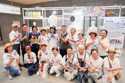 穿上自己的創作，新北長輩們自信秀出在松年大學完成的服飾設計